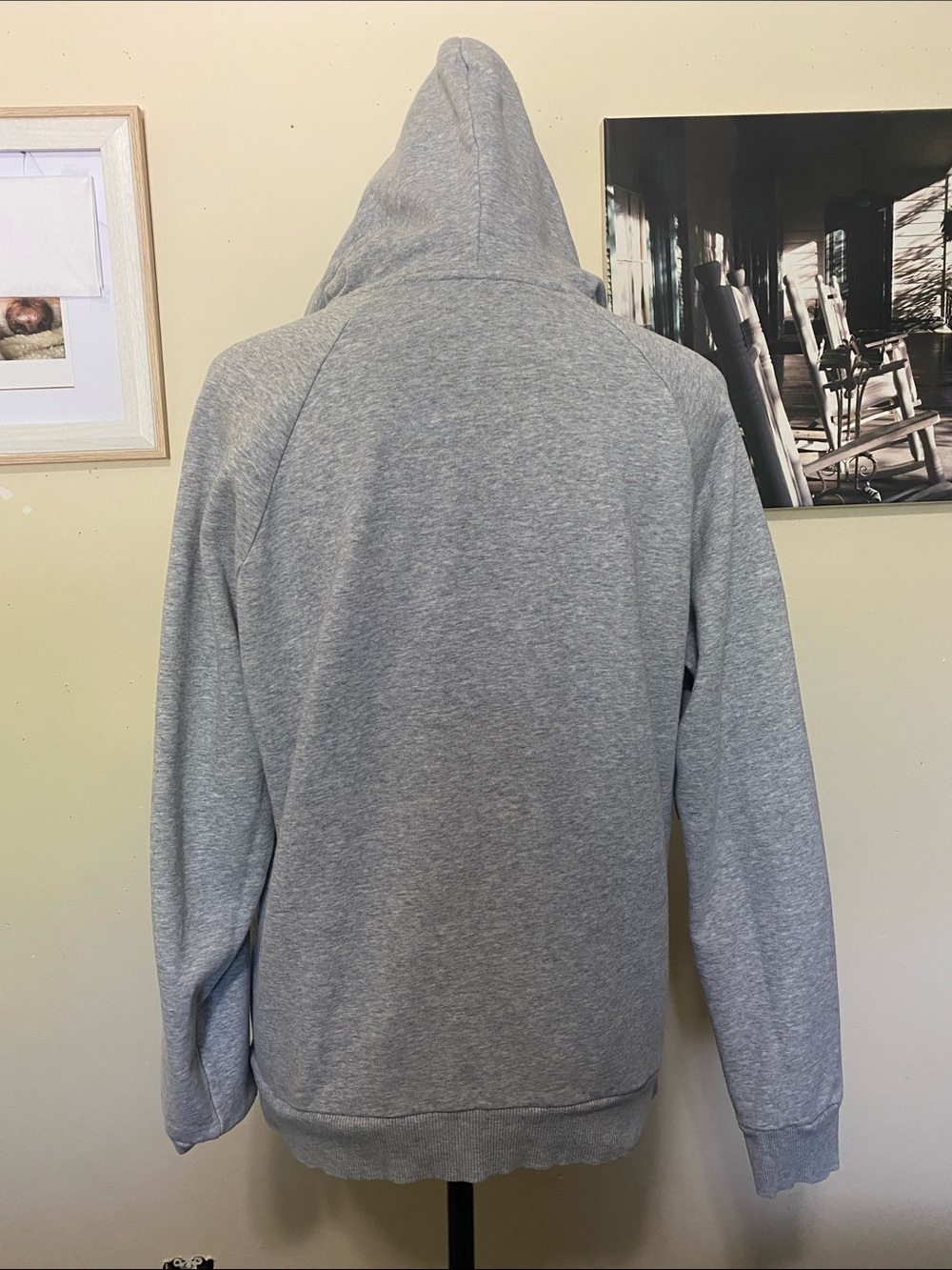Under Armour Light Gray Pullover Hoodie with Front Pocket Sz Small Unisex - Picture 2 of 5